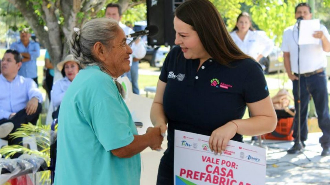 Entregan aparatos funcionales a mayores