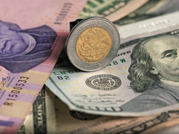 Caída del peso mexicano; dólar "rasguña" los 19 pesos 