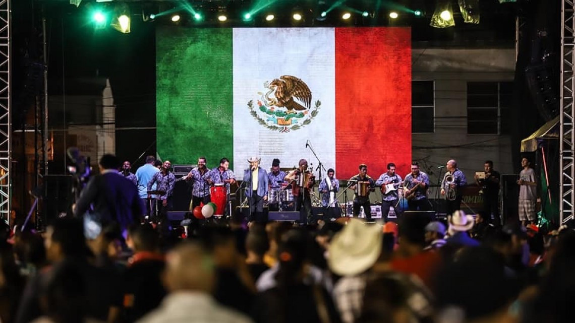 Festejan miles de neolaredenses Grito de Independencia de México   