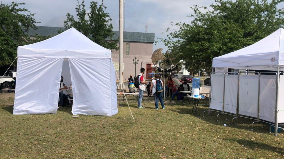 Acercan alimento, salud e higiene a campamento migrante