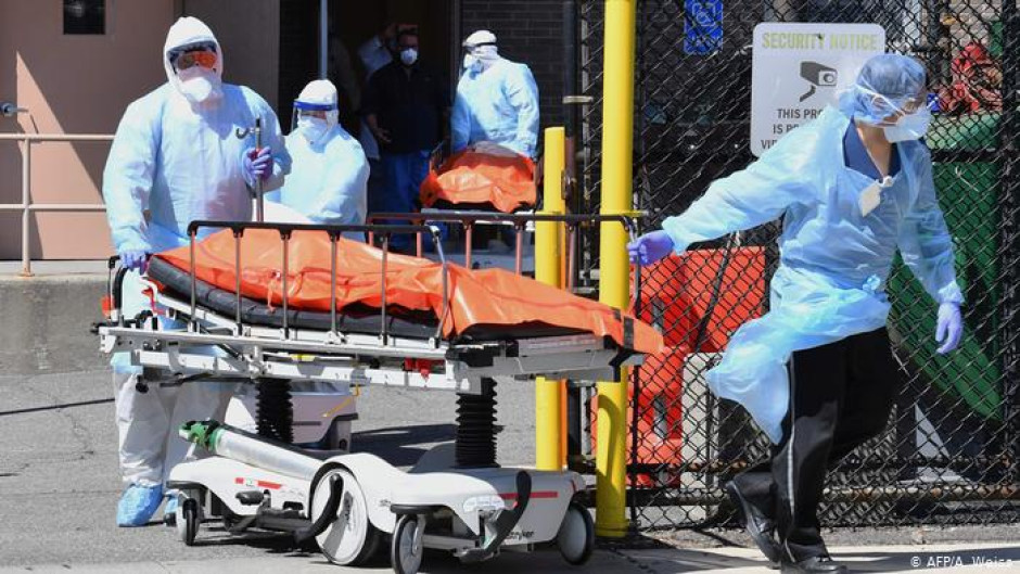 Estados Unidos registra la cifra más alta de muertes diarias por COVID-19 desde mayo 