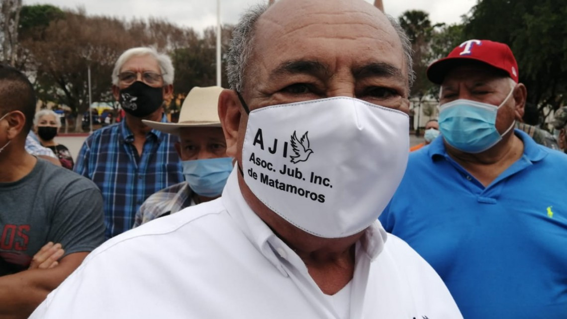 Protestan Jubilados frente a Palacio municipal en Matamoros