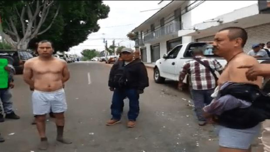 Oaxaqueños golpean y desnudan a funcionarios de IEEPCO