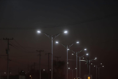 Rehabilitan luminarias sobre el Colosio