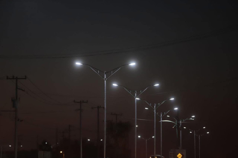 Rehabilitan luminarias sobre el Colosio