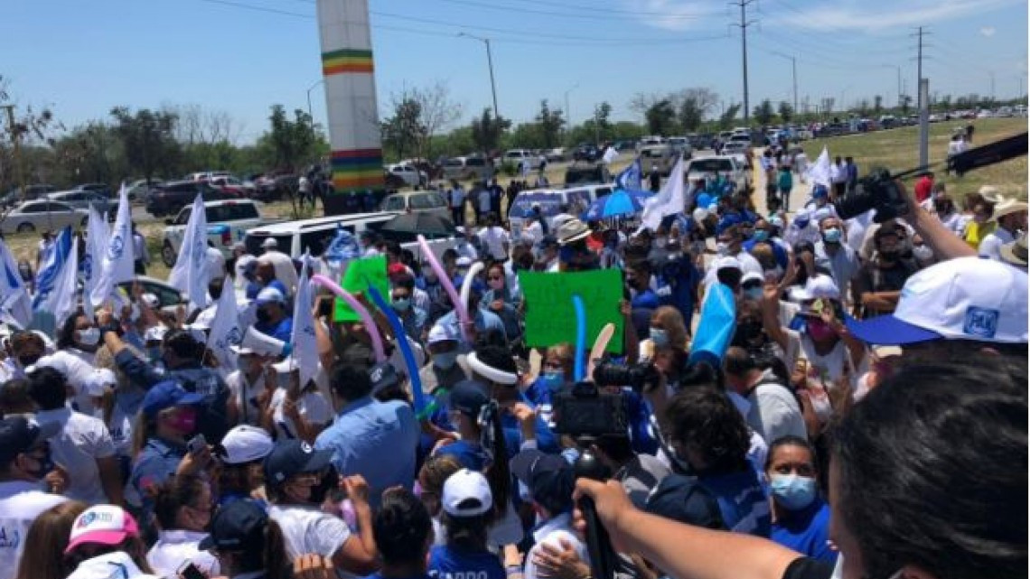 Panistas realizan caravana en apoyo al gobernador