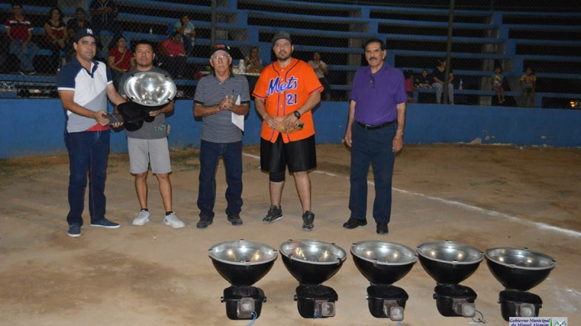Entregan lámparas en la inauguración de campo de softbol