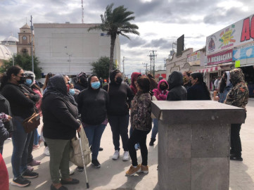 Se manifiestan madres de familia por no alcanzar cupo para becas