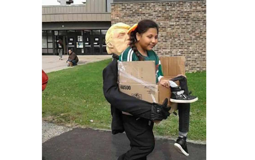 El disfraz que simula una deportación