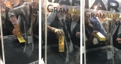 El lingote de oro será tuyo, solo si logras sacarlo