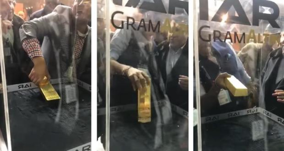 El lingote de oro será tuyo, solo si logras sacarlo