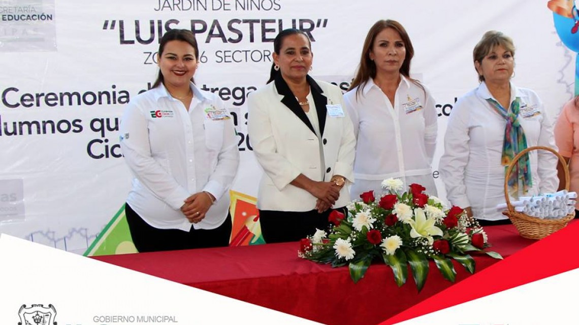 Entregan constancias en jardín de niños