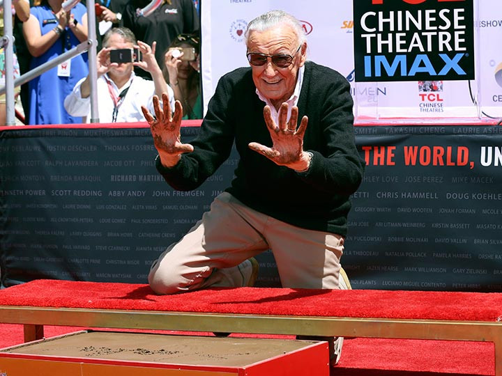 Stan Lee plasma sus huellas en el Teatro Chino de Hollywood