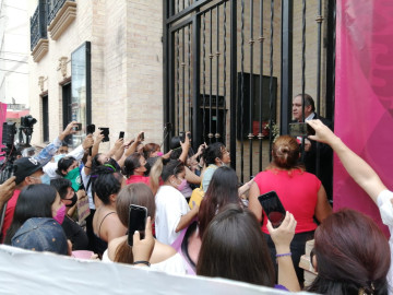 Manifestantes abordan al acalde de Matamoros al salir de su II informe