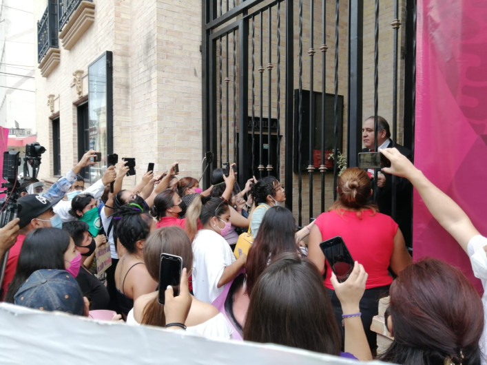 Manifestantes abordan al acalde de Matamoros al salir de su II informe