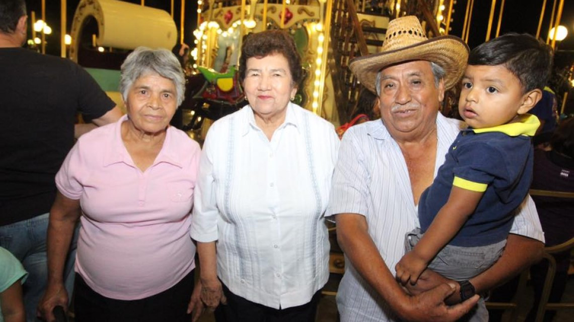 Inauguran espectacular Carrusel en Plaza Hijas