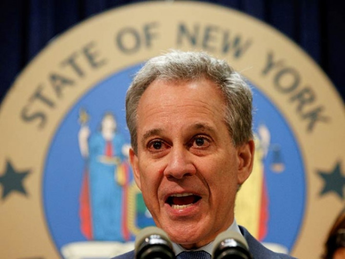 Fiscal general de NY renuncia tras ser acusado por agredir mujeres