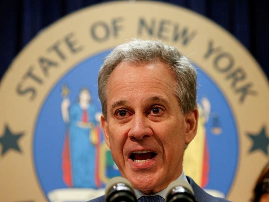 Fiscal general de NY renuncia tras ser acusado por agredir mujeres