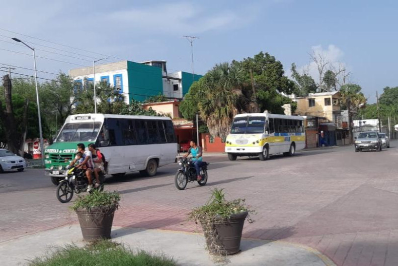 Les da igual suspensión de transporte público a microbuseros; exigen apoyos