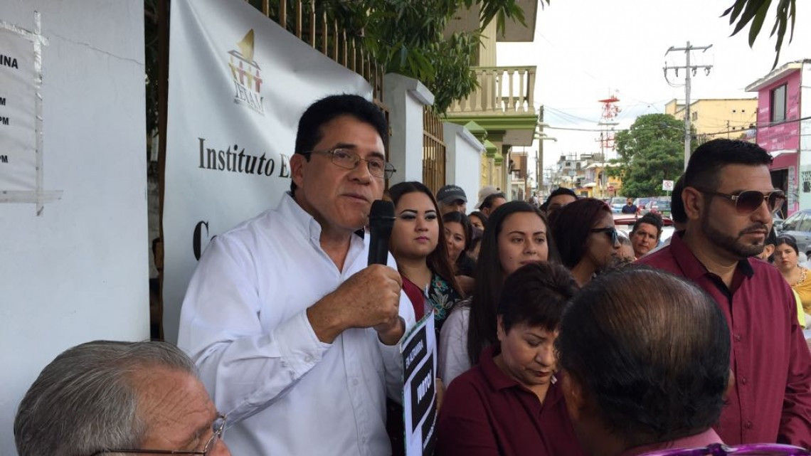 Entregan constancia de registro a Armamdo Martínez