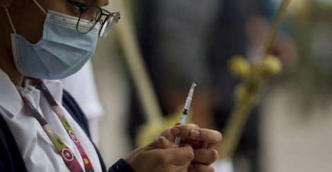 Doctora que tuvo reacción adversa tras recibir la vacuna contra COVID-19 evoluciona favorablemente