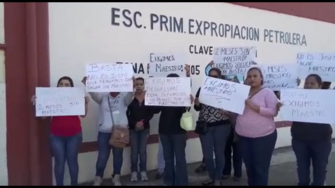 Padres de familia llevan tres meses pagando a un maestro provisional