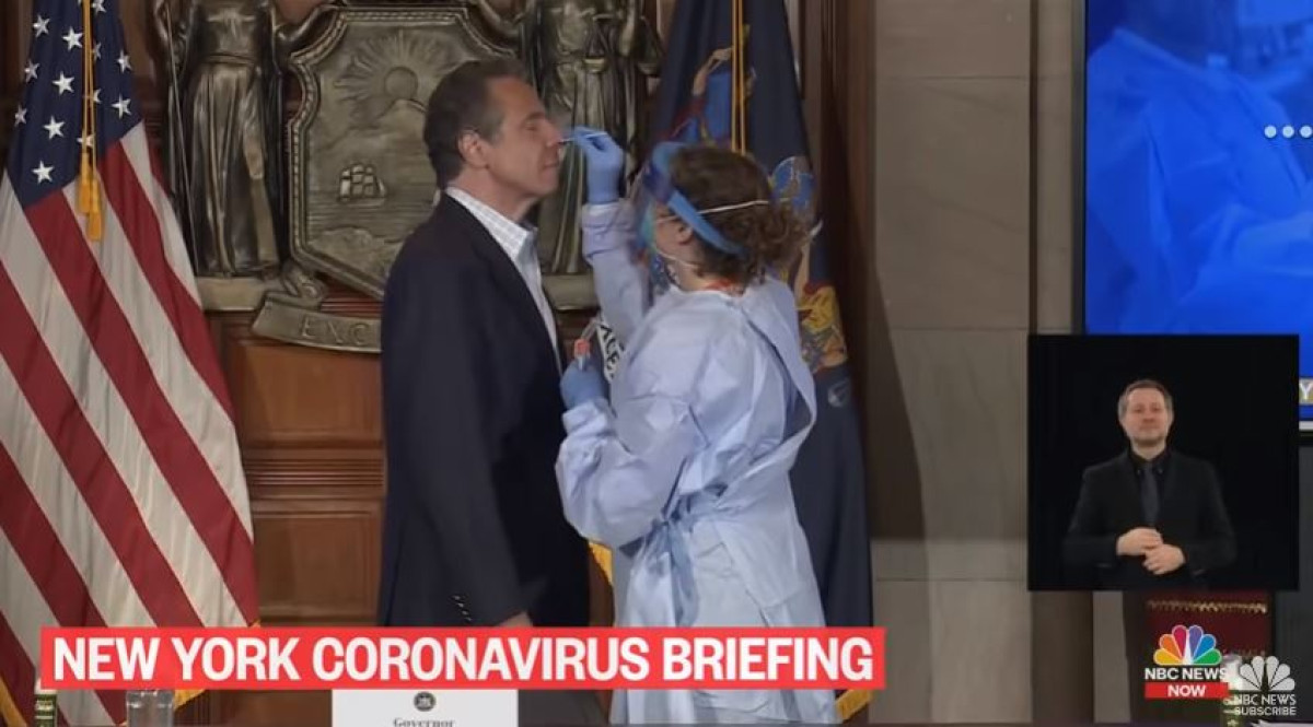 Gobernador de NY se realiza prueba de Covid-19 en directo por TV
