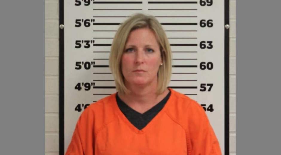 Subdirectora de secundaria es acusada de tener relaciones con un menor