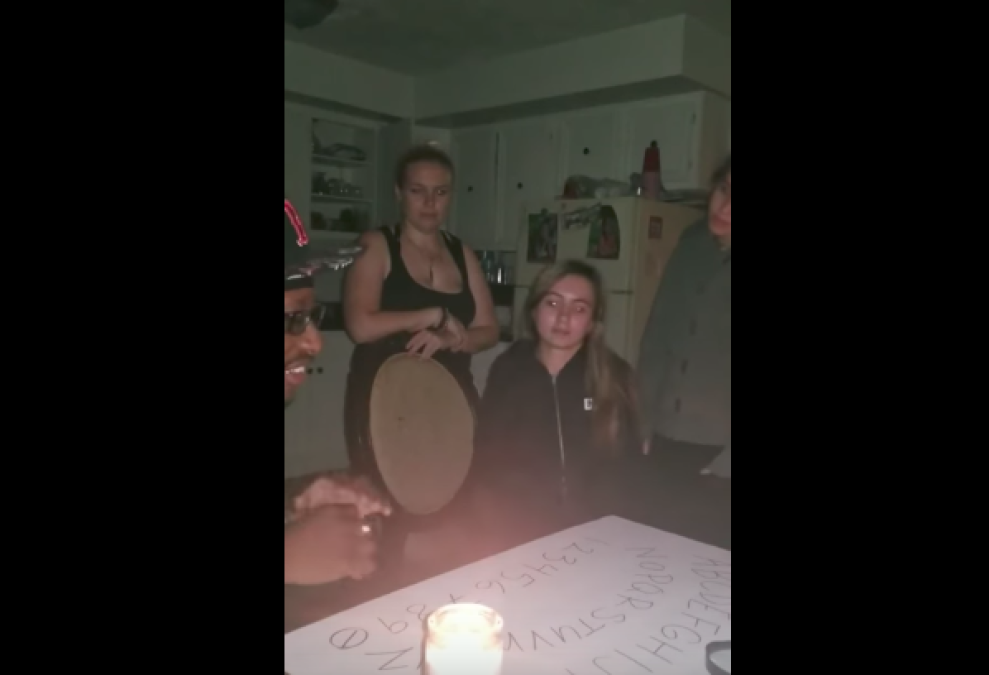 Jóvenes se asustan al jugar a la ‘ouija’ 