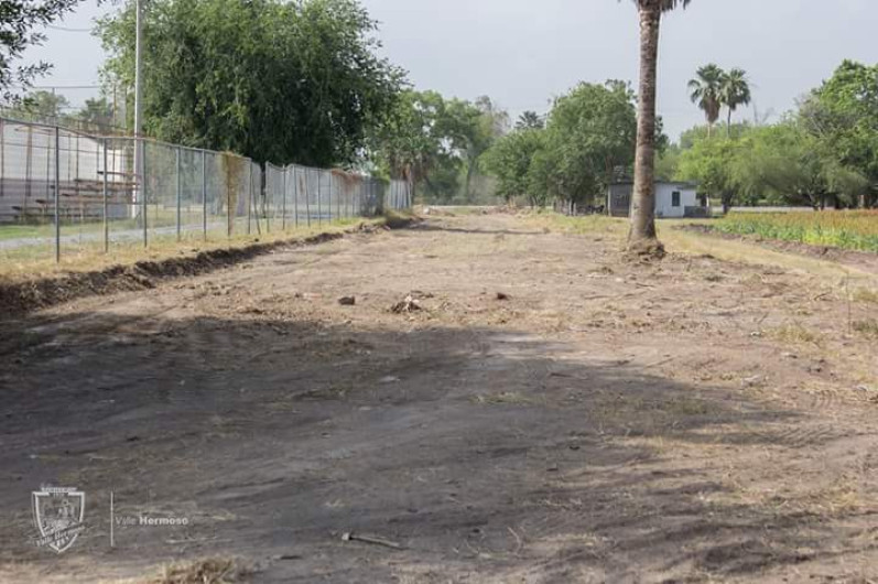 Limpian maleza en el poblado de Anáhuac