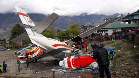 Choca avión contra dos helicópteros en el Everest 