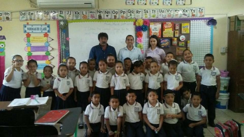 Regidor convive con alumnos de primaria