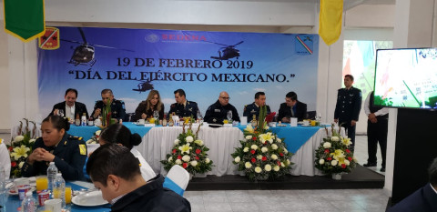 Reconocen a soldados en su día