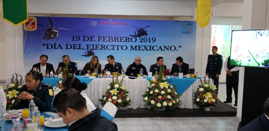 Reconocen a soldados en su día