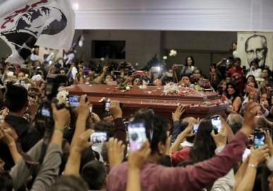Dan último adiós a expresidente de Perú