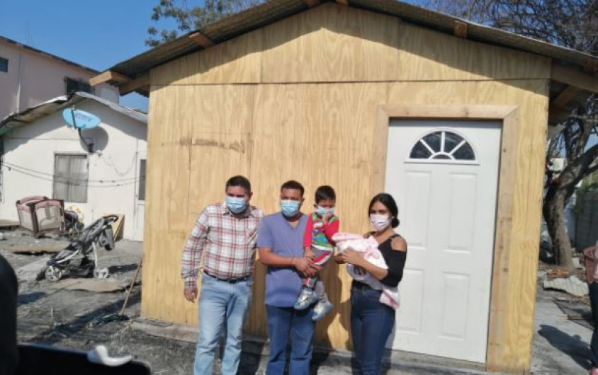 Victor Ríos Dona casa de madera a Familia que pierde todo en un incendio