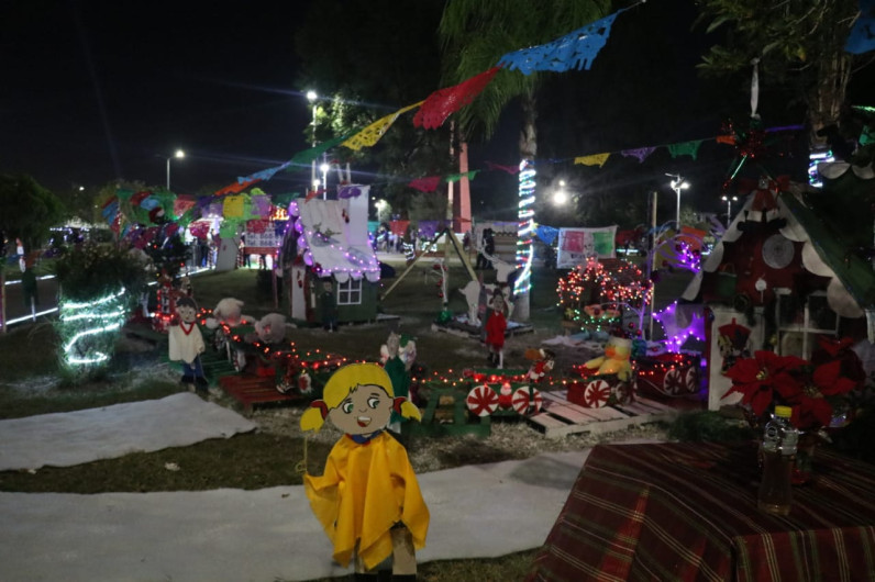 Recorre Alcalde Mario López, villas navideñas instaladas en el Olímpico