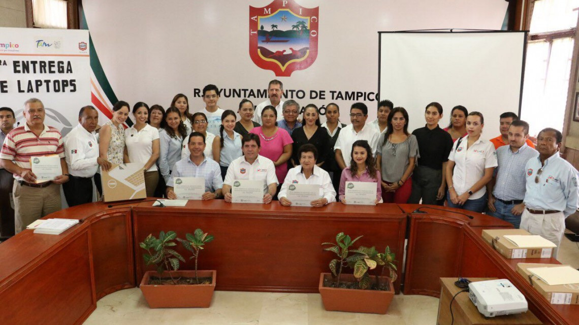 Microempresarios locales reciben laptops por parte del Ayuntamiento 