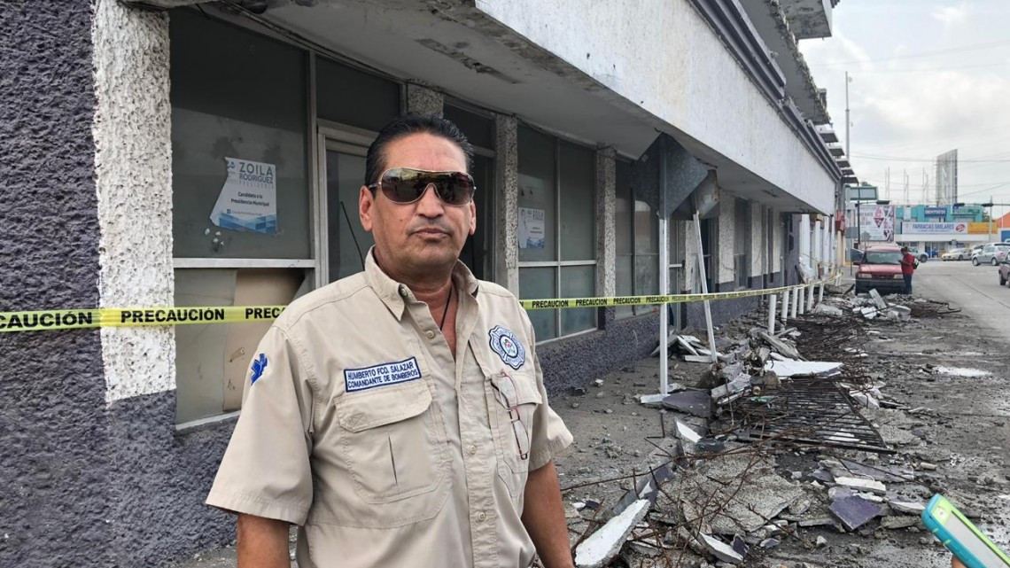 Colapsa barandal de edificio en La Diagonal y calle 7