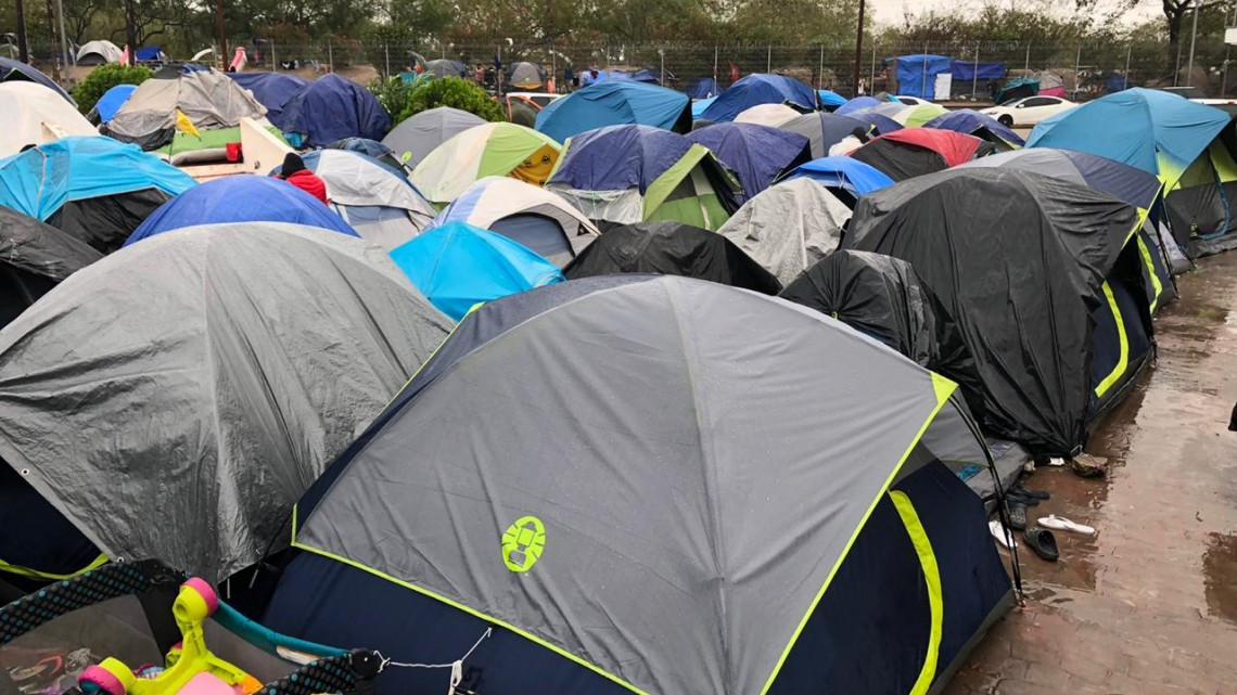 Migrantes en Matamoros expuestos a la lluvia y al frío