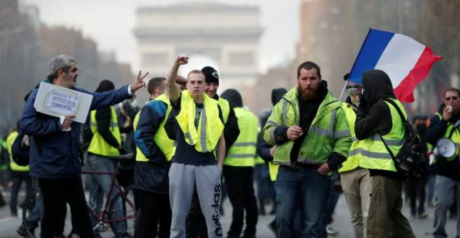 Francia anuncia la suspensión del aumento a los combustibles