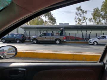 Jóvenes de Torreón  llegan con todo y asador a la vacuna