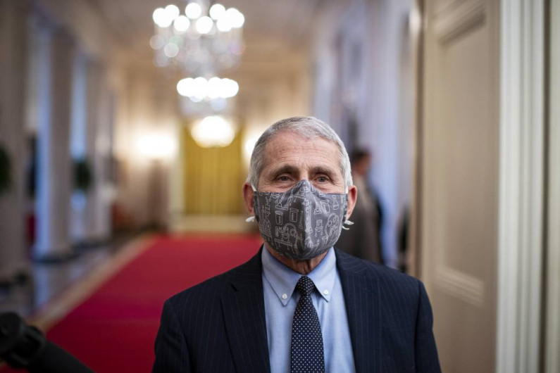 Anthony Fauci recomienda usar dos cubrebocas para más protección