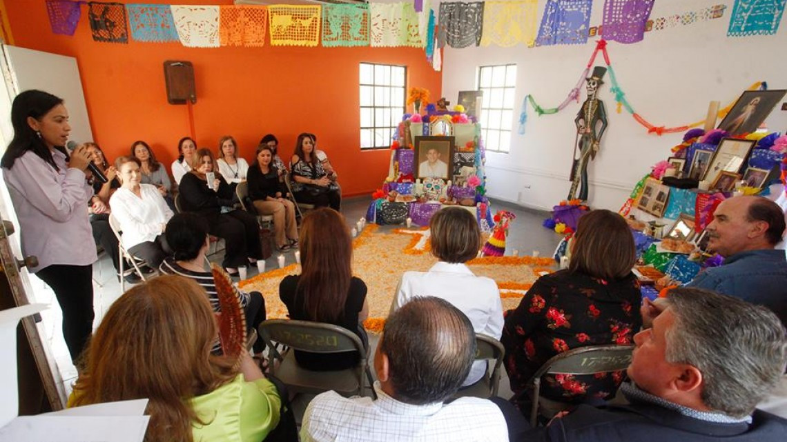 Pdta. del DIF realiza recorrido de altares