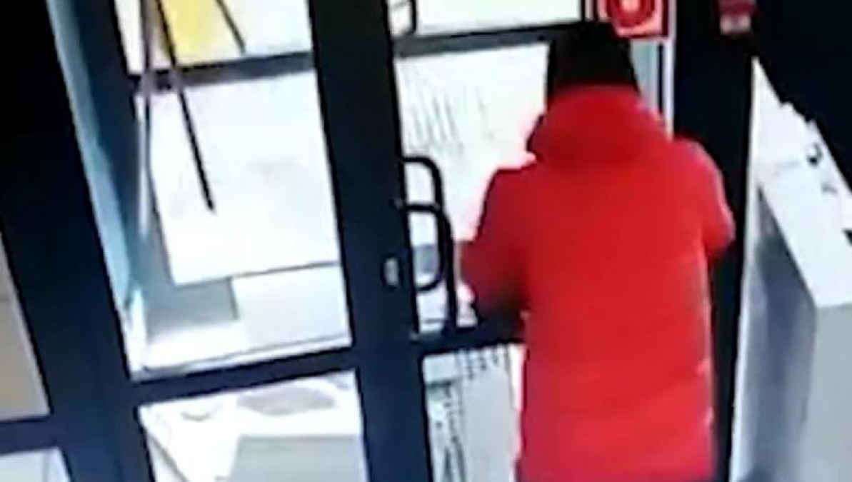 Ladrón intenta abrir a cabezazos la puerta de un supermercado 