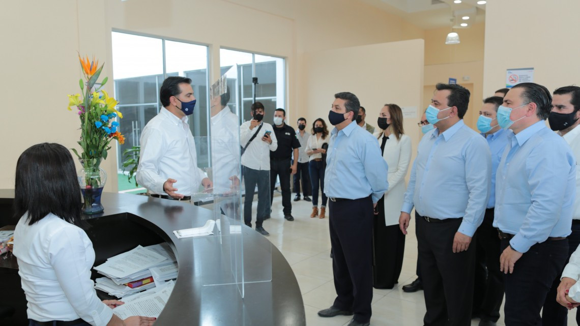 Francisco Cabeza Vaca visita el Centro de Justicia para las Mujeres