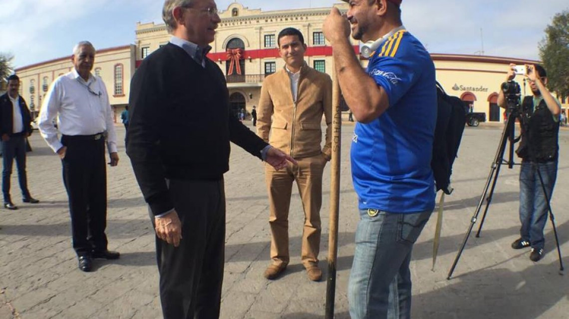 Chuchín recibe jersey de los Tigres autografiada 