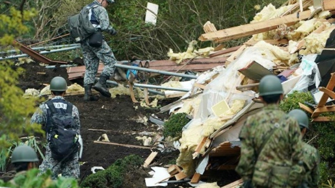 Aumenta a 39 muertos tras sismo de magnitud 6.7 en Japón