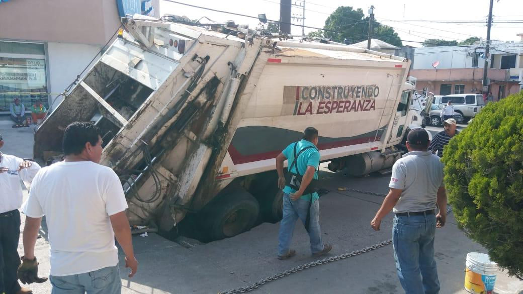 Cae camión de basura en socavón en Ciudad Madero