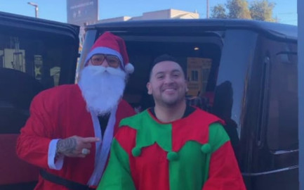 El boxeador Andy Ruiz se disfraza de ‘Santa Claus’ y da regalos a niños